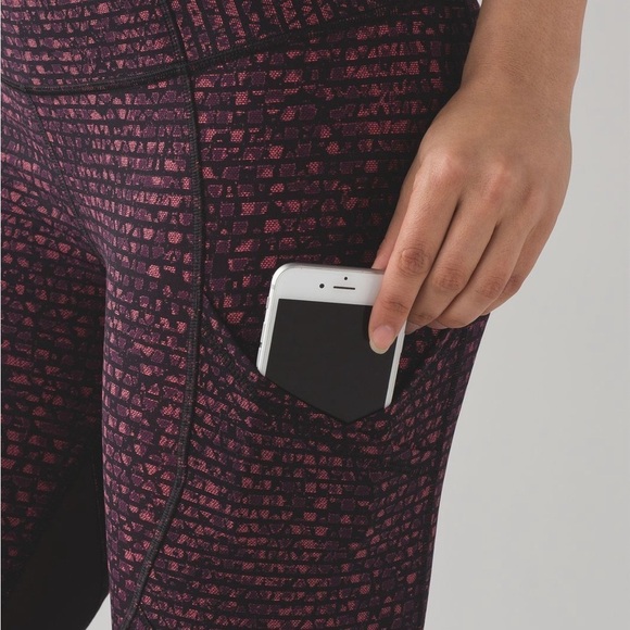 EUC - Lululemon Outrun 17” Crop Shatter Weave - Dust Coral Plum/Black - size 6 - Picture 3 of 10